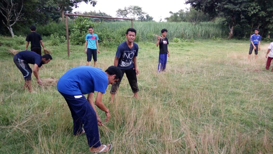 Sebelum main kita bersihkan dulu lapangannya ya (Ini momen dimana rumput lapangan masih panjang)