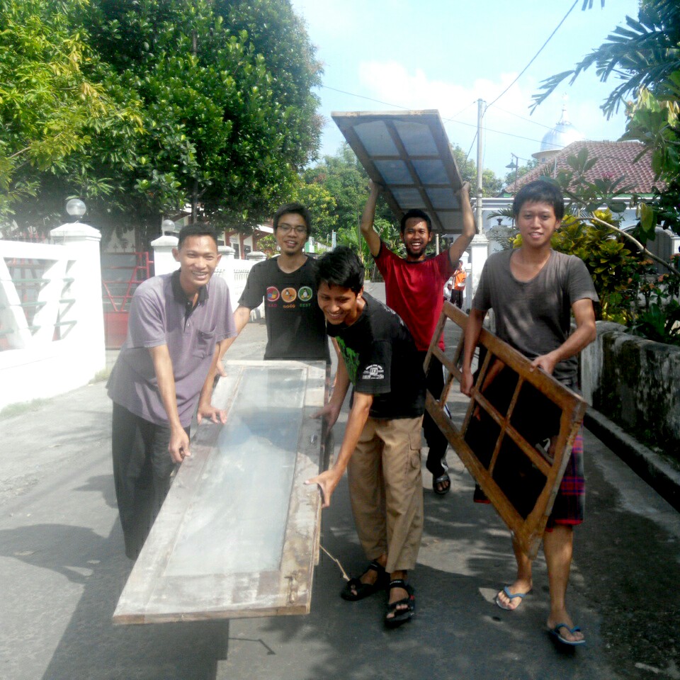 Kerja bakti bersih-bersih masjid